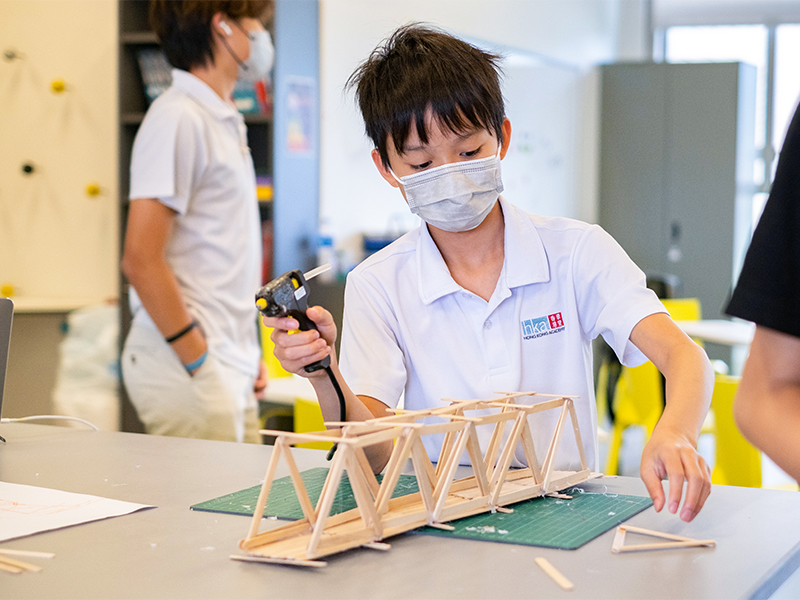 香港书院自主学习-学生搭建木桥