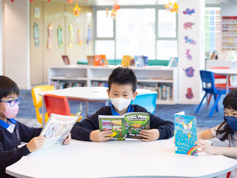香港什鲁斯伯里国际学校-二年级学生在图书馆