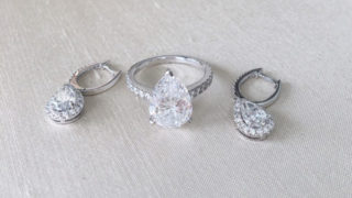 购买钻石-三克拉梨形钻石接战环和钻石耳环