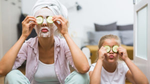 如何看起来少累-带面罩的母亲和女儿